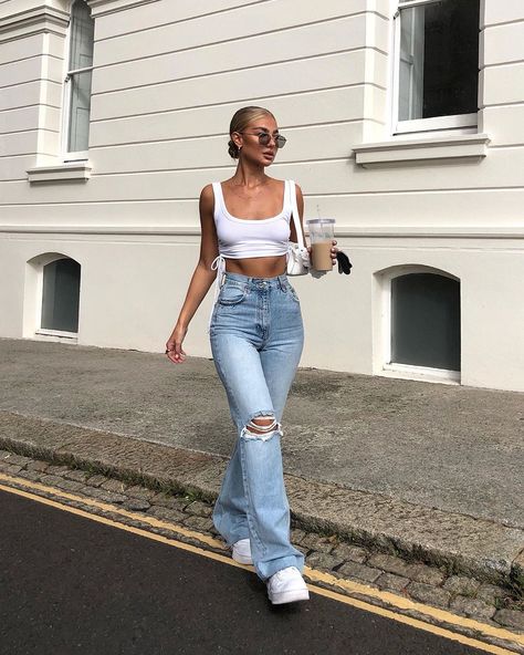 Jess Hunt on Instagram: “Check list before leaving the house: keys, mask, hand sanitiser, coffee cup” Casual Baggy Jeans, Baggy Jeans Women, Boyfriend Pants, Mom Denim, Diy Vetement, Ripped Boyfriend Jeans, Distressed Boyfriend Jeans, Pants Vintage, Looks Street Style