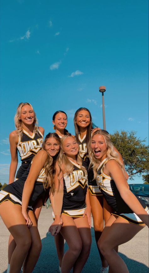 High School Cheerleading Pictures, Cheer Pictures Poses, Cheerleading Picture Poses, School Leggings, High School Cheerleading, Women Leggings Outfits, Female Of The Species, School Cheerleading, College Cheerleading