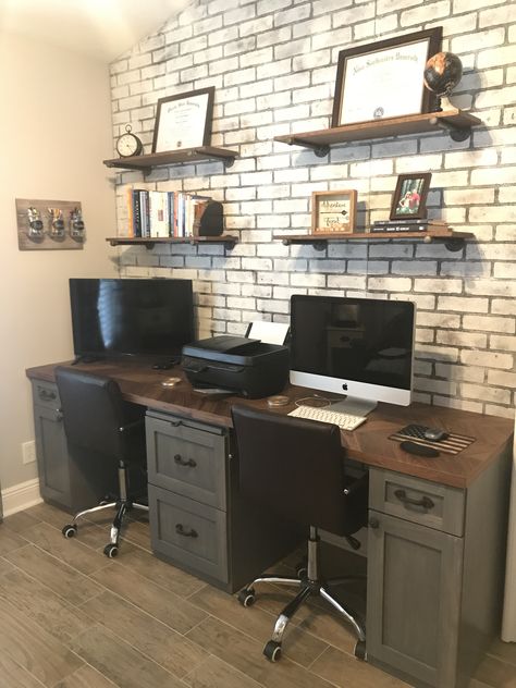 Home Office With Brick Wall, Office With Brick Wall, Brick Wall Office, Spavaca Soba, Guest Room Office Combo, Study Room Small, Sunroom Office, Brick Living Room, Brick Room