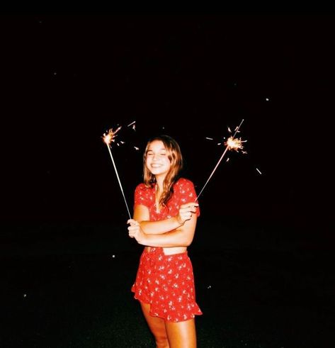 vsco aesthetics on Instagram: “happy fourth of july! ⋆ ⋆ ⋆ send us in ur firework and cute outfit pics for a fourth of july post!! #4thofjuly #fireworks #aesthetic” Fourth Of July Pics, 4th Of July Pics, Fireworks Aesthetic, Outfit Pics, Foto Sport, 4th Of July Photos, Happy Fourth Of July, Inspiration Instagram, 4th Of July Outfits