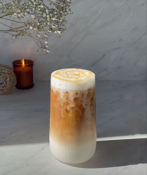 Caramel Machiatto Aesthetic, Iced Caramel Macchiato Aesthetic, Caramel Coffee Aesthetic, Caramel Macchiato Aesthetic, Macchiato Aesthetic, Iced Macchiato, Iced Caramel Macchiato Recipe, Carmel Macchiato, Iced Caramel Latte