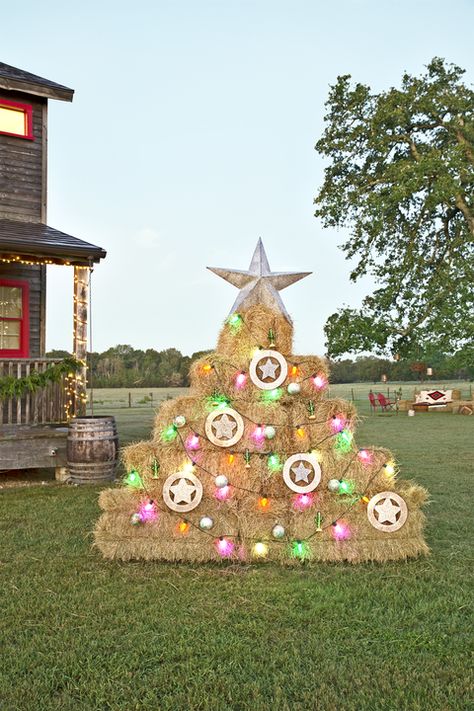 Hay Bale Christmas Tree, Hay Bale Christmas, Natal Country, Best Christmas Tree Decorations, Alternative Christmas, Alternative Christmas Tree, Country Christmas Decorations, Fun Christmas Decorations, Cowboy Christmas