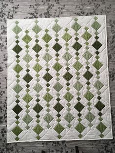 Chandelier Quilt Layout, Teardrop Quilt Pattern, Chandler Quilt Pattern, Free Chandelier Quilt Pattern, Chandelier Quilt Pattern Tutorial, Chandelier Quilt Pattern Free Printable, Chandelier Quilt Pattern Free, Green Quilts Ideas, Chandelier Quilt Pattern