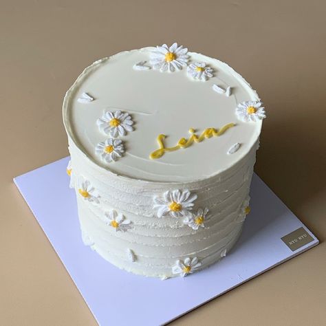 White Cake With Daisies, White Cake With Yellow Flowers, Easy Daisy Cake, Simple Daisy Cake, Daisy Cakes Ideas, Daisy Themed Birthday Cake, Daisy Cake Ideas Simple, White Daisy Cake, Daisy Baby Shower Cake