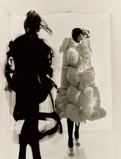 “She Always Pushes Me to Do Something New”—Photographer Paolo Roversi on Rei Kawakubo Paolo Roversi, Rei Kawakubo, Vogue Paris, Walking, Vogue, Paris, Black And White, Dresses, White