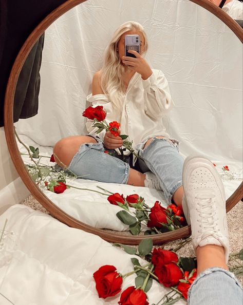 Valentines Roses Aesthetic, Valentines Asethic Pictures, Valentines Day Content Ideas, Valentines Photoshoot Ideas Outdoors, Creative Valentines Photoshoot Ideas, Valentine’s Day Pictures Couple, Valentine’s Day Instagram Pictures, Solo Valentines Photoshoot, Valentines Photoshoot Model