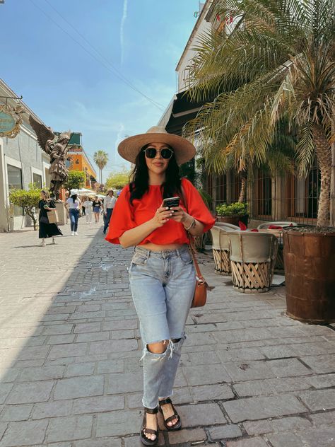 #tlaquepaque #pueblo #pueblomagico #jalisco #mexico #mexicomagico Oaxaca Outfit Summer, Outfits For Guadalajara Mexico, Guanajuato Mexico Outfit, Outfit Para Tequila Jalisco, Guadalajara Mexico Outfits, Tequila Mexico Outfit, Tequila Jalisco Outfit, Tequila Outfit, Guadalajara Outfits