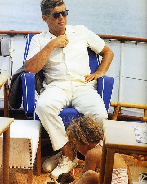 The last days of summer #JFK #summer #camelot #stylethatlives Christina Onassis, John Junior, John Fitzgerald, Ray Ban Wayfarer, Ray Ban Aviator, Jack Kirby, Herren Outfit, American Presidents, Jolie Photo