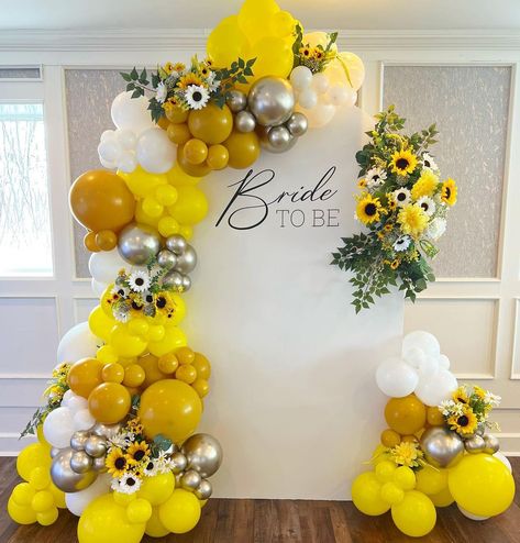 Night Fall Events With Iris | ℬ𝓇𝒾𝒹ℯ 𝒯ℴ ℬℯ 🌻 #sunflower #bride #bridegoals #bridetobe #bridalshower #eventdecor #sunflower #eventdesign #balloonartist #backdropengagement | Instagram Sunflower Balloon Garland Backdrop, Sunflower Balloon Arch Ideas, Sunflower Balloon Backdrop, Sunflower Piñata, Sunflower Theme Bridal Shower Ideas, Bridal Shower Sunflower Theme, Sunflower Decorations Party, Sunflower Balloon Arch, Sunflower Bachelorette Party