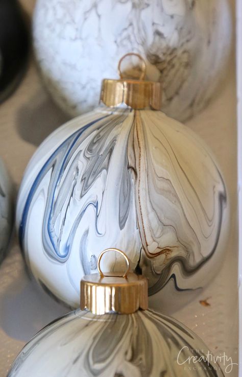 Marbled Ornaments, Christmas Ball Ornaments Diy, Marble Ornaments, Christmas Ornament Diy, Marble Paint, Diy Marble, Ornament Diy, Marble Painting, Painted Christmas Ornaments