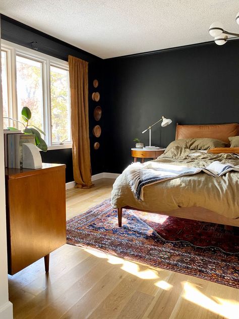 Taupe Rooms, Mid Century Modern Bedroom, Bad Inspiration, Main Bedroom, Black Walls, Dream Bedroom, Cozy Bedroom, Decoration Design, New Room