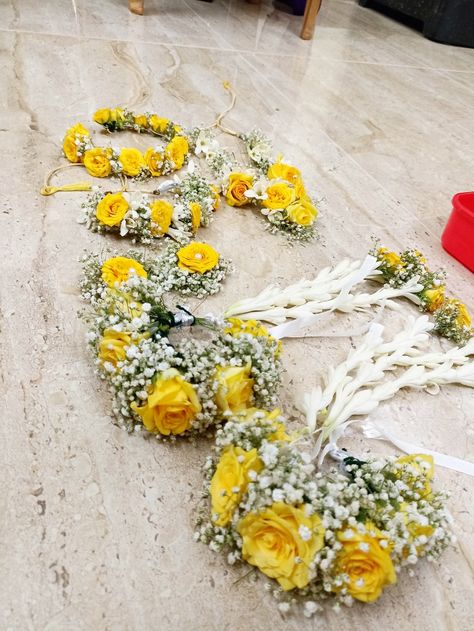 Tiara For Haldi Ceremony, Haldi Jwellery Flowers For Bride, Floral Jewelry For Haldi, Real Flower Jewellery For Bride, Haldi Jwellery Flowers Bridal, Fresh Flower Jewelry For Haldi, Haldi Jewellery Bridal Flowers, Real Flower Jewellery For Haldi, Haldi Accessories