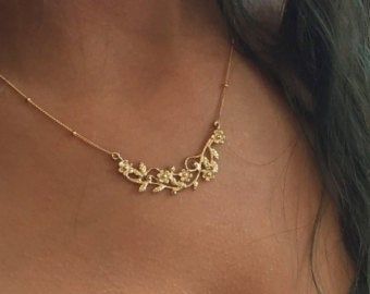 Elegant Gold Bridal Necklace, Gold Set Designs Simple, Simple Gold Necklace Designs, Gold Floral Necklace, Botanical Necklace, Simple Gold Necklace, Pendant Designs, Mangalsutra Design, Elegant Jewellery