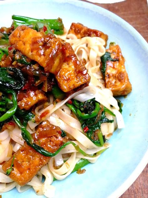 Spinach And Tofu Recipes, Tofu Spinach Recipes, Tofu And Spinach, Maine Recipes, Broccoli Tofu, Tenderstem Broccoli, Thai Foods, Black Bean Sauce, Crispy Tofu