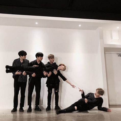 Txt Poses To Recreate, Funny Group Photo Poses, Friends Poses Group, Photo Ideas For 5 Friends, 4 Person Friend Group Dynamic, Group Photo Poses Funny, Funny Group Photos Friends, Group Poses Funny, Group Pictures Funny