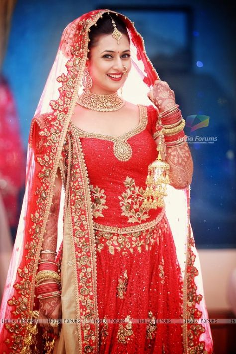 Laal Dupatta! Divyanka Tripathi looks pretty in red at her Wedding ceremony! Divyanka Tripathi Wedding, Designer Lehanga, विवाह की फोटोग्राफी की मुद्राएं, विवाह की दुल्हन, शादी की तस्वीरें, Dress Saree, Indian Wedding Poses, Indian Wedding Bride, Bridal Chura