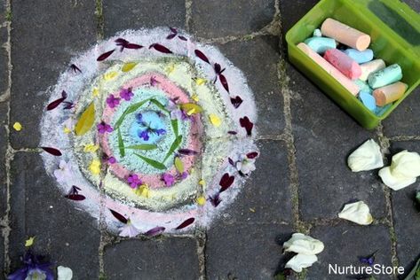 A beautiful idea for making nature mandalas for kids. Mandalas For Kids, Nature Mandalas, Fun Chalk Art, Nature Mandala, Sidewalk Chalk Art, Mandalas Painting, Mandalas Drawing, Mandalas Design, Sidewalk Chalk