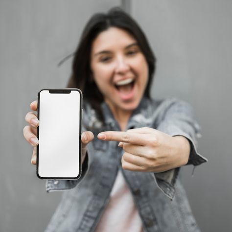 Amazed young woman showing smartphone | Premium Photo #Freepik #photo #showing-phone #happy-phone #woman-mobile #woman-with-phone Woman On Phone, Poste Instagram, Best Camera For Photography, Phone Photo, Mobile Camera, Post Photo, Fotografi Digital, Internet Marketing Strategy, Branding Photoshoot Inspiration