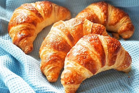 Italian Croissant (Brioche/Cornetti) Italian Croissant Recipe, Mexican Soups, Silvia Colloca, French Croissants, Making Croissants, French Croissant, Winter Health, Homemade Croissants, Romantic Drawing