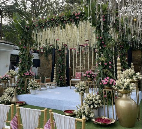 side decor Mandap Designs Indian Outdoor, Muhurtham Stage Decoration, Green Mandap, Green Mandap Decor, Traditional Mandap Decor Indian, Outdoor Hindu Wedding, Indian Outdoor Mandap, Vidhi Mandap Indian Weddings Outdoor, Indian Wedding Decorations Receptions