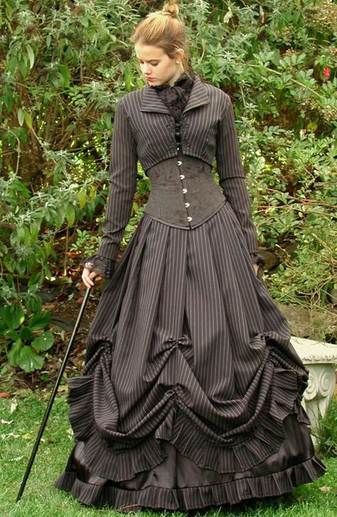 what-the-hell-is-steampunk:  the dress used to be for sale at gallery serpetine Pioneer Dresses, Moda Steampunk, Mode Steampunk, Steampunk Ideas, Victorian Goth, Victorian Steampunk, Steampunk Costume, Victorian Clothing, Retro Mode