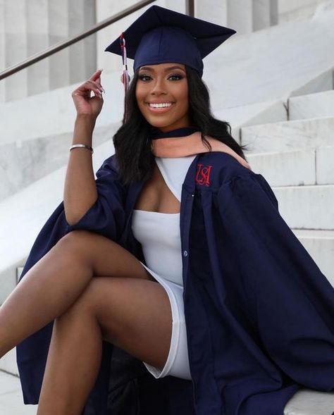 Graduation Pictures Outfits, Graduation Pose, Graduation Pic Ideas, Nursing Graduation Pictures, Masters Graduation, College Graduation Photoshoot, College Graduation Pictures Poses, Graduation Look, Grad Photography