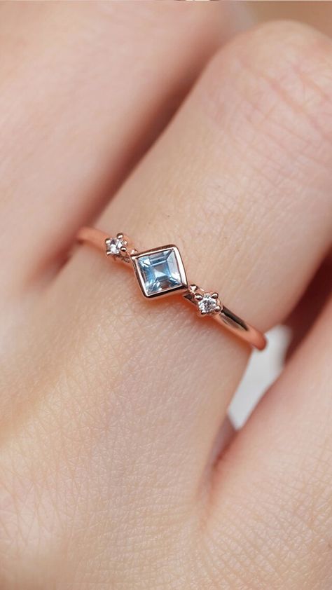 Rose Gold Aquamarine Ring, Aquamarine Ring Simple, Aquamarine Birthstone Ring, Aquamarine Gold Ring, Gold Minimalist Ring, Tutorial Sewing, March Birthstone Ring, Modern Gold Jewelry, Dainty Gold Rings