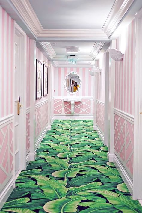 Pink and Green  Love this!!! Palm Beach Decor, The Colony Hotel, Dslr Photography Tips, Palm Beach Style, Living Vintage, Beverly Hills Hotel, The Colony, Chinoiserie Chic, Palm Beach Florida