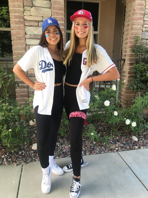 Duo School Costumes, Costume Matching Friends, Simple Halloween Costumes For 3 People, Holloween Costume Ideas 2 Person, Hollaween Duo Costumes, Baseball Costume Ideas, Cute Holloween Costumes For Teen Girl, Halloween Costumes For Bsf Duo, Baseball Players Halloween Costume