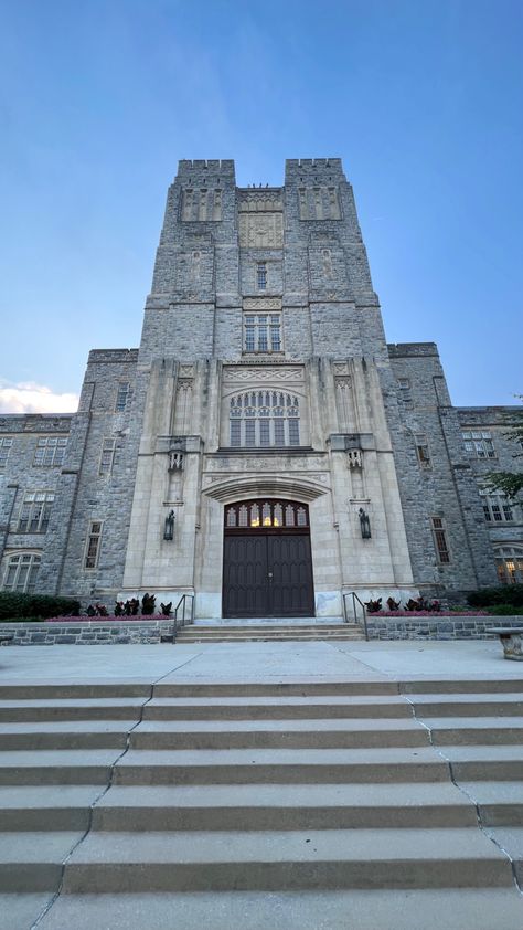 virginia tech is such a photogenic campus, both during the night and day #yunxiaoyu #darkacademia #academia #academic #photogenic #university #uni #beautiful #vtech #virginiatech #virginiatechnology #virginiapolytechnic Virginia Tech Aesthetic, Virginia Tech Campus, Collage Photos, Tech Aesthetic, V Tech, Virginia Tech Hokies, College Aesthetic, College Board, Dream College