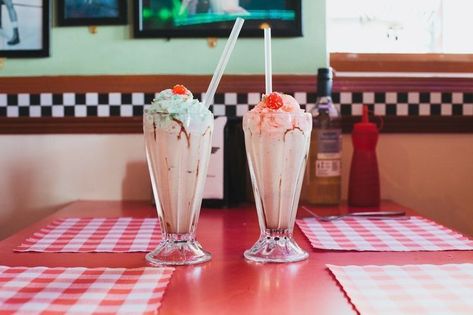 A E S T H E T I C S - Retro - Wattpad Diner Wedding, Retro American Diner, 50s Vibes, Diner Aesthetic, 50s Aesthetic, 50s Diner, Retro Diner, American Diner, 80s Aesthetic