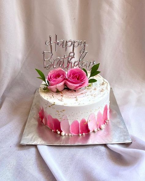 Simply Cake Design, Anniversary Cake Designs Aesthetic, Aesthetic Anniversary Cake, Flower Cake Simple, Birthday Cake For Mom Unique, Wife Birthday Cake, Trendy Birthday Cakes, Aesthetic Cake Ideas, Trendy Cake Designs