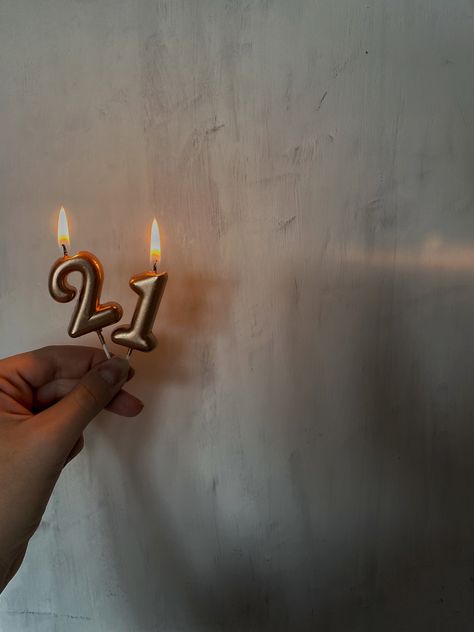 42 Year Old Birthday Cake Ideas, Happy Birthday To Me 21 Years, Brthdy Ideas Story, 21st Birthday Aesthetic Wallpaper, 21 Bday Aesthetic, Birthday 21 Aesthetic, 21 Aesthetic Birthday, Happy Birthday 21 Years, Simple Birthday Ideas