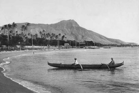 Beautiful photos of Hawaii before it became a state Hawaii Beach Photos, Photos Of Hawaii, Tropical Beach Resorts, Tropical Beach Houses, Hawaiian History, Hawaii Vintage, Franklin Roosevelt, Outrigger Canoe, Jamaica Vacation