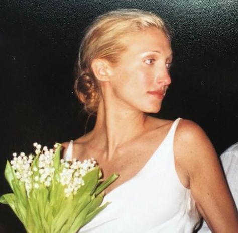 Carolyn Bessette Wedding Dress, Carolyn Bessette Wedding, Carolyn Bessette, Genesis 2, Jfk Jr, Stil Inspiration, Lily Of The Valley, Designer Wedding Dresses, Celebrity Weddings