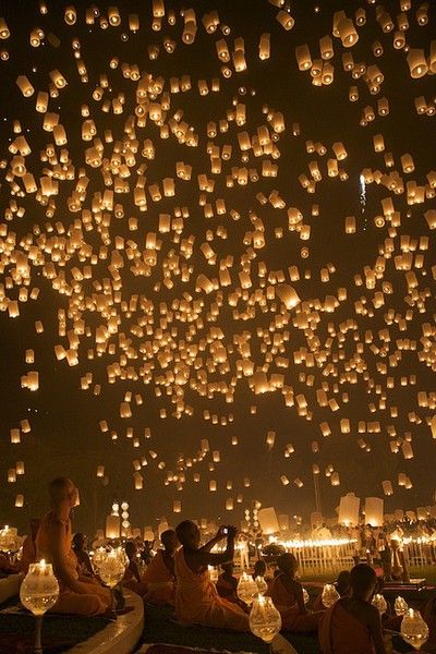 Floating Lantern Festival, Floating Lanterns, Lantern Festival, Chiang Mai Thailand, Jolie Photo, Recycled Crafts, Alam Semula Jadi, Paper Lanterns, Carpe Diem