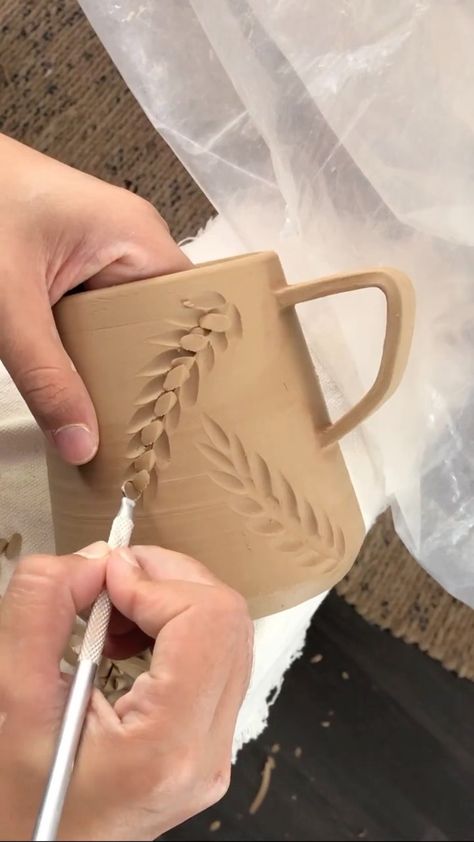 Ceramic Mug Texture, Ceramic Engraving Ideas, Flower Carving Clay, Ceramic Mugs Cute, Ceramic Flower Carving, Vase Carving Ideas, Pottery Carved Designs, Ceramic Bowl Ideas Design, Leaf Pottery Ideas