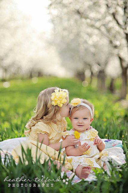 Sibling Photography Poses, Sibling Photo Shoots, Sibling Pictures, Easter Photography, Easter Photoshoot, Inspiration Photoshoot, Sister Photography, Sister Poses, Children Photography Poses