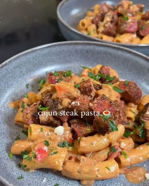 Mediterranean diet plan 🇺🇲 on Instagram: "1️⃣. Cajun Steak Pasta 😋🤌🏻  554 calories and 40g protein per portion ✅  Hit SAVE for your next dinner recipe 📌💗  Ingredients (serves 2): 200g sirlon steak Cajun seasoning Smoked paprika Salt  Pepper  120g dry pasta Tsp garlic puree Diced small white onion Diced small red pepper 70g reduced fat garlic herb cream cheese  150ml pasta water  Crumbled beef stock cube  10g grated parmesan  3 sprigs of parsley chopped   💗Season the steak on both sides with a tsp cajun seasoning, smoked paprika, salt and pepper. Pan fry on both sides for 1.5 minutes for medium rare (dependent on thickness of the steak). Remove from the pan and leave to rest.   💗Add the pasta to boil in a salted pan of water.   💗In the same frying pan, add the garlic puree, white Cajun Steak Pasta, Steak And Pasta Recipes, Garlic Herb Cream Cheese, Cajun Steak, Herb Cream Cheese, 40g Protein, Dry Pasta, Steak Pasta, Cajun Pasta