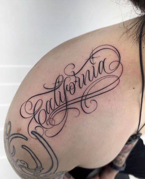 Vertical Tattoo Lettering, Princess Script Tattoo, Caligraphy Tattoos Women, Lettering Styles Tattoo, Spanish Lettering Tattoos, Lettering Tattoos For Women, Califas Tattoo, Cursive Lettering Tattoo, Flash Tattoo Lettering