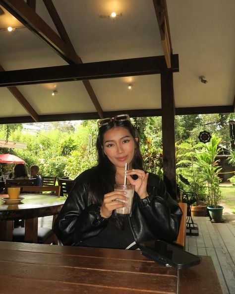 visited a cute cafe in baguio 🪵☕️🪑🌲 Baguio Aesthetic, Cafe Date Outfit, Baguio Outfit, Philippines Aesthetic, Bershka Outfit, Baddie Streetwear, Ig Baddie, Style Leather Jacket, Cute Cafe