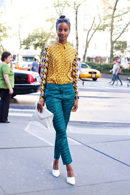 via Refinery29 Print Pattern Pants Outfit, Aries Style, Ghana Style, Costume Africain, Naija Wedding, Afro Fashion, Style Africain, Woman Walking, Smart Outfit