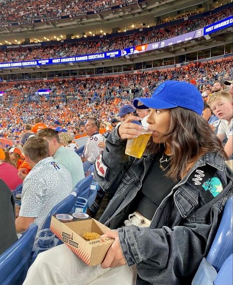 Baseball Game Instagram Story, Stadion Outfit, Stadium Photo Ideas, Tacky Tourist Outfit, Stadium Outfit, Vanessa Mazur, Photo New York, Baseball Pictures, Football Game Outfit