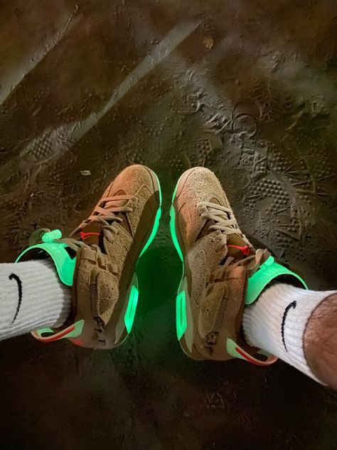 sneakers Jordan 6 British Khaki, Fire Pfps, Jordan 6 Travis Scott, Travis Scott Fashion, Jordan Travis Scott, Travis Scott Shoes, Nike Travis Scott, Sneaker Closet, Nike Slippers