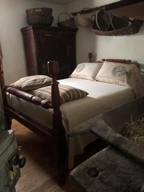 Prim Bedrooms, Colonial Bedrooms, Country Bedrooms, Primitive Bedroom, Primitive Colonial, House Makeover, Primitive Homes, Sleeping Room, Cabin Interiors