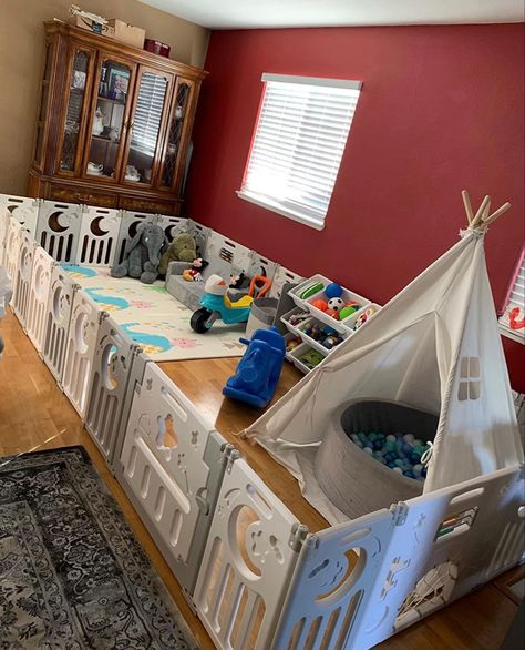 Large Playpen Ideas, Play Pen In Living Room, Toddler Apartment Play Area, Play Yard Ideas Indoor, Diy Play Pen, Baby Friendly Living Room, Baby Play Area In Living Room, Infant Play Area In Living Room, Infant Playroom