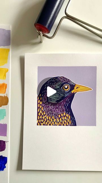 Suzanne Kruisdijk on Instagram: "A new bird portrait finished! It’s a reduction linoleum print with 9 (!) colour layers. It’s the 4th of a series of bird portraits I’m working on currently. This one was definitely the most complex one so far and not only because of the number of layers. The portrait is inspired by the Starling and I had to make a lot of color tests to achieve the dark warm shine. I didn’t think pure flat black ink did this beautiful bird justice. That’s why I built up the dark shades in such a way that they reinforce each other. The color scheme is therefore actually completely out of my comfort zone which was fun to do and also educational. For each colour layer I did carve more linoleum away from one block. As a result, the linoleum block is reduced to almost nothing and Reduction Lino Print Ideas, Intaligo Print, Suzanne Kruisdijk, Linocut Birds, Lino Carving, Bird Portrait, Art 101, Lino Cuts, Linoleum Print