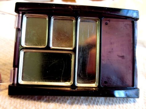 This one is for the ladies. Make a travel make up compact because pre-made palettes suck and you can only go with one company! Diy Travel Makeup, Diy Makeup Palette, Travel Makeup Palette, Diy Eyeshadow, Contact Lenses Case, Makeup Life Hacks, Travel Size Makeup, Homemade Makeup, Makeup Books