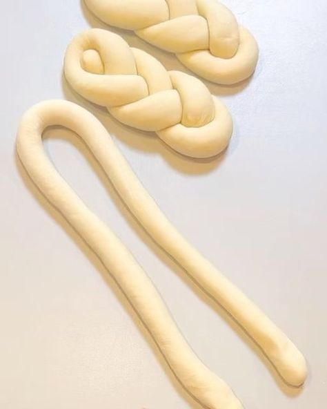 Bread Ideas Creative, Bread Shapes Ideas, Bread Decoration, Bread Recepies, Bread Twists, Bread Ideas, Short Bread, Sweet Roll Recipe, Amaretti Cookies