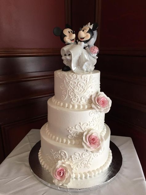 Minnie and Mickey Wedding Cake by Cake and Bake, LLC Great List of Disney Wedding Cakes | Orlando Wedding Inspiration - Orange Blossom Bride - Photo: #weddingcake #disneycake #disneyweddingcake #orlandowedding Mickey Wedding Cake, Mickey Wedding, Orange Wedding Cake, Disney Cake Toppers, Disney Wedding Cake, Big Wedding Cakes, Disney Wedding Theme, Minnie And Mickey, Floral Wedding Cakes